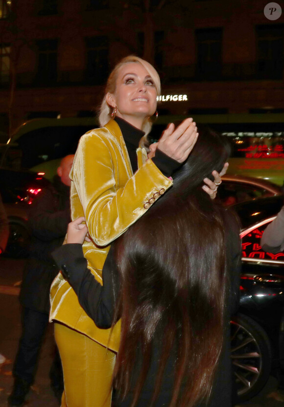 Laeticia Hallyday et ses filles Jade et Joy arrivent à la soirée "Johnny Hallyday, Un soir à l'Olympia" à Paris le 1er décembre 2019.