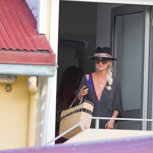 Exclusif - Pour le deuxième anniversaire de la mort de Johnny, Laeticia Hallyday et ses filles se rendent sur sa tombe au cimetière de Lorient à Saint-Barthélemy, le 6 décembre 2019.