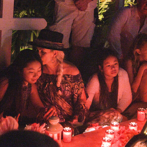 Exclusif - Pour le deuxième anniversaire de la mort de Johnny, Laeticia Hallyday et ses filles Jade et Joy se recueillent une nouvelle fois sur sa tombe au cimetière de Lorient à Saint-Barthélemy. Pour l'occasion, soirée très intime avec quelques musiciens et très peu de lumière, le 6 décembre 2019.