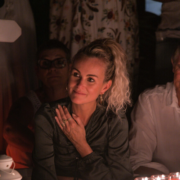 Laeticia Hallyday - Pour le deuxième anniversaire de la mort de Johnny, Laeticia Hallyday et ses filles Jade et Joy se recueillent sur sa tombe au cimetière de Lorient à Saint-Barthélémy le 5 décembre 2019.