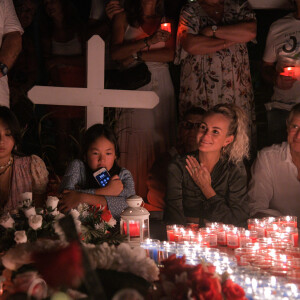 Laeticia Hallyday et ses filles Jade et Joy - Pour le deuxième anniversaire de la mort de Johnny, Laeticia Hallyday et ses filles Jade et Joy se recueillent sur sa tombe au cimetière de Lorient à Saint-Barthélémy le 5 décembre 2019.