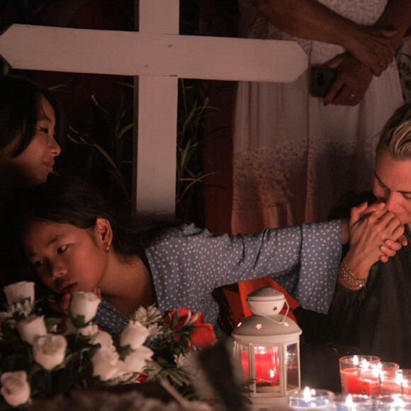 Laeticia Hallyday et ses filles Jade et Joy, Philippe Stouvenot - Pour le deuxième anniversaire de la mort de Johnny, Laeticia Hallyday et ses filles Jade et Joy se recueillent sur sa tombe au cimetière de Lorient à Saint-Barthélémy le 5 décembre 2019.
