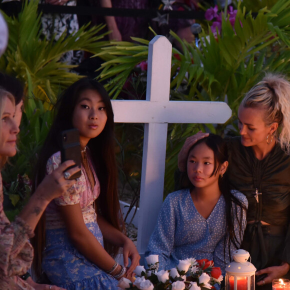 Liliane Jossua, Laeticia Hallyday et ses filles Jade et Joy - Pour le deuxième anniversaire de la mort de Johnny, Laeticia Hallyday et ses filles Jade et Joy se recueillent sur sa tombe au cimetière de Lorient à Saint-Barthélémy le 5 décembre 2019.