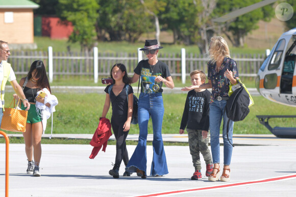 Laeticia Hallyday et ses filles Jade et Joy à leur arrivée à l'aéroport de Saint-Barthélemy. Son amie Liliane Jossua et son fils Gabriel Bogliolo sont venus les accueillir. Le 4 décembre 2019.