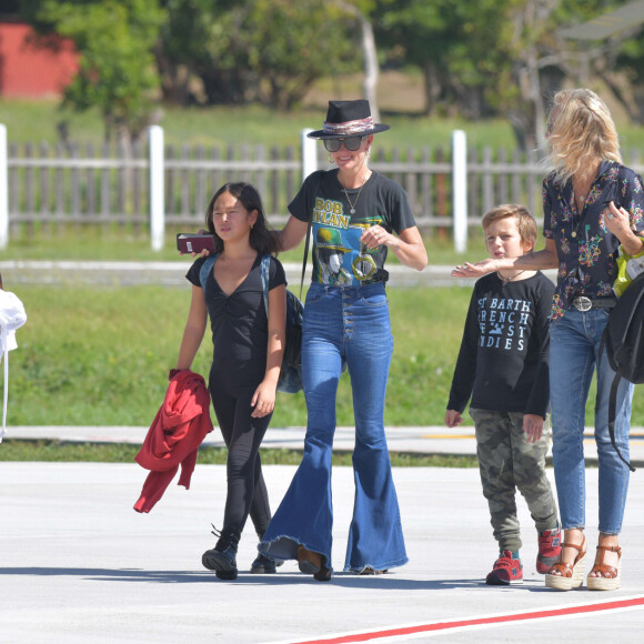 Laeticia Hallyday et ses filles Jade et Joy à leur arrivée à l'aéroport de Saint-Barthélemy. Son amie Liliane Jossua et son fils Gabriel Bogliolo sont venus les accueillir. Le 4 décembre 2019.