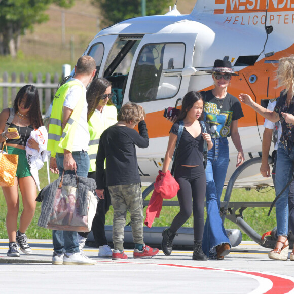 Laeticia Hallyday et ses filles Jade et Joy à leur arrivée à l'aéroport de Saint-Barthélemy. Son amie Liliane Jossua et son fils Gabriel Bogliolo sont venus les accueillir. Le 4 décembre 2019.