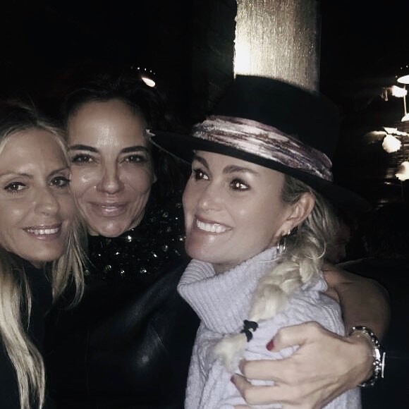Laeticia Hallyday, de retour à Los Angeles, a passé la soirée du 10 décembre 2019 avec Sandra Sisley. Elle était accompagnée de ses filles Jade et Joy.