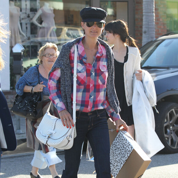 Exclusif - Laeticia Hallyday en séance shopping avec Caroline de Maigret et sa grand-mère, à Los Angeles le 2 avril 2012.