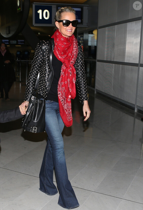 Laeticia Hallyday - Johnny Hallyday quitte Paris en famille pour Los Angeles le 12 janvier 2014.