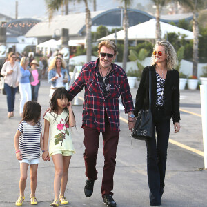 Johnny et Laeticia Hallyday avec leurs filles Jade et Joy - Johnny Hallyday va dejeuner en famille dans le restaurant de fruits de mer "Gladstone's" a Pacific Palisades, Los Angeles le 19 janvier 2014.