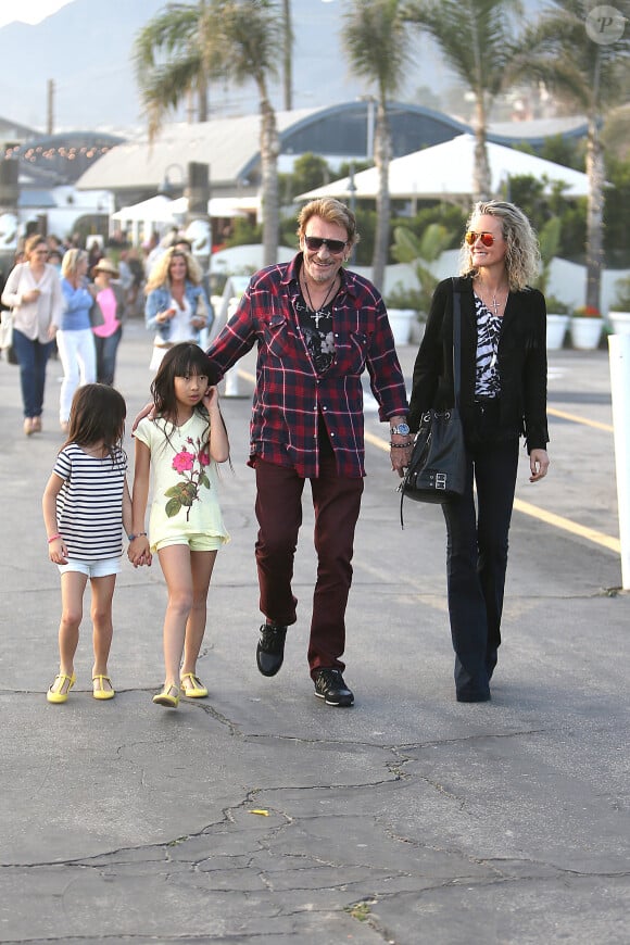 Johnny et Laeticia Hallyday avec leurs filles Jade et Joy - Johnny Hallyday va dejeuner en famille dans le restaurant de fruits de mer "Gladstone's" a Pacific Palisades, Los Angeles le 19 janvier 2014.