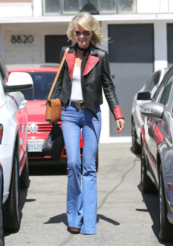 Laeticia Hallyday se promène dans les rues de Los Angeles, le 26 mars 2015.