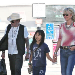 Exclusif- Johnny Hallyday, sa femme Laeticia et ses filles Jade et Joy dans les rues de Los Angeles, le 27 mars 2015.