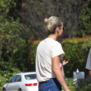 Exclusif - Laeticia Hallyday (t-shirt Rolling Stones) a eu un léger accrochage en voiture à Los Angeles, le 22 octobre 2015.