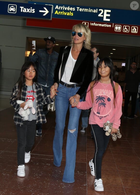 Johnny Hallyday avec sa femme Laeticia, ses enfants Jade et Joy ainsi que la Grand-mère de Laeticia Elyette Boudou arrivent à l'aéroport de Roissy en provenance de Los Angeles. Johnny rentre en France pour entamer sa tournée le 29 juin 2016 à Sedan. Roissy-en-France le 26 juin 2016.