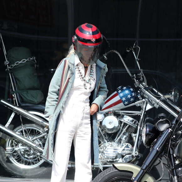 Exclusif - Laeticia Hallyday fait une grande virée sur les Harley-Davidson de Johnny avec Pierre Billon, Philippe Fatien et Fabrice Le Ruyet (mari d'Anne Marcassus) à Los Angeles le 28 septembre 2018.