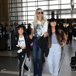 Laeticia Hallyday et ses filles Jade et Joy quittent leur maison à Los Angeles, accompagnées de la nounou Sylviane, pour se rendre à l'aéroport, où elles vont prendre un avion pour la France. Le 6 octobre 2018.