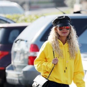 Exclusif - Après un déjeuner dans un restaurant de sushis, Laeticia Hallyday passe chez Starbucks et se rend sur le chemin de l'école pour récupérer sa fille Jade tandis que Sylviane la nounou va chercher de son son côté Joy, Los Angeles le 8 novembre 2018.