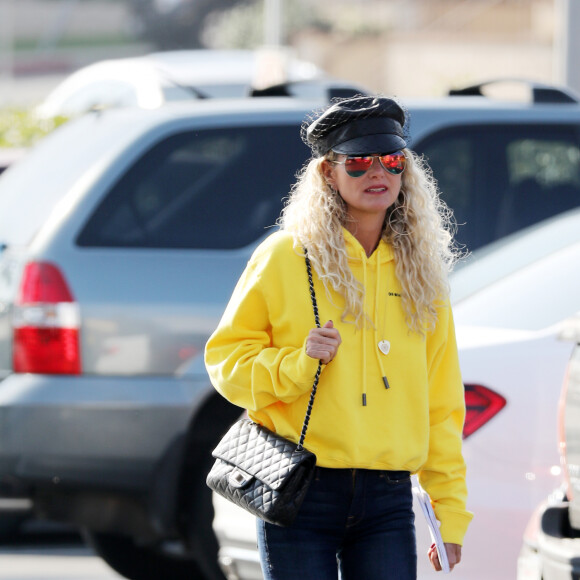 Exclusif - Après un déjeuner dans un restaurant de sushis, Laeticia Hallyday passe chez Starbucks et se rend sur le chemin de l'école pour récupérer sa fille Jade tandis que Sylviane la nounou va chercher de son son côté Joy, Los Angeles le 8 novembre 2018.