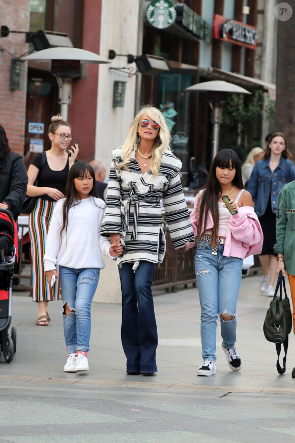 Exclusif - Malgré les incendies qui se rapprochent de sa maison, Laeticia Hallyday emmène ses filles faire du shopping à Santa Monica le 10 novembre 2018.