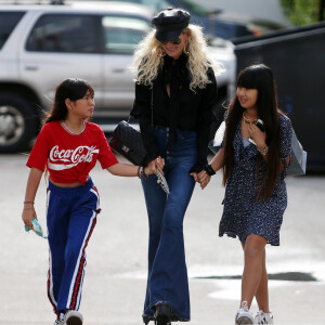Laeticia Hallyday et ses filles Jade et Joy - Laeticia Hallyday et ses filles Jade et Joy sont allées faire du shopping dans les boutiques "Petit Ami" (magasin de vêtements pour enfants) et "Elyse Walker" à Los Angeles. Le 17 décembre 2018.