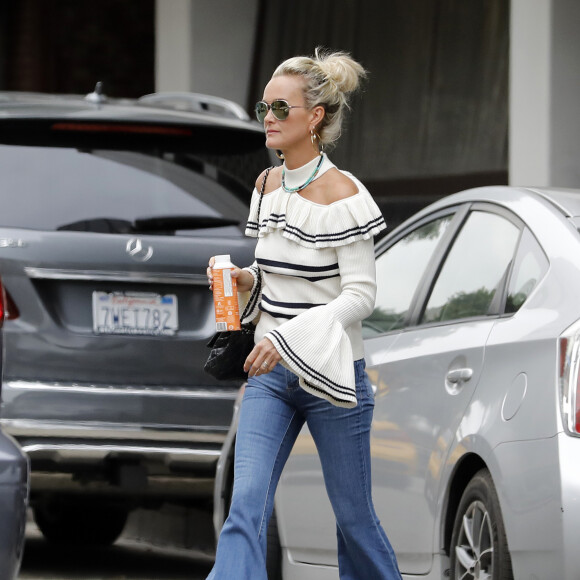 Laeticia Hallyday arrive chez son coiffeur habituel au Alma Hair Salon de Beverly Hills à Los Angeles, le 14 décembre 2018.