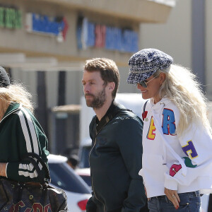 Laeticia Hallyday va déjeuner avec sa mère Françoise Thibault, son frère Grégory Boudou et sa compagne Maryline Issartier dans un restaurant de sushis à Los Angeles le 8 mars 2019.