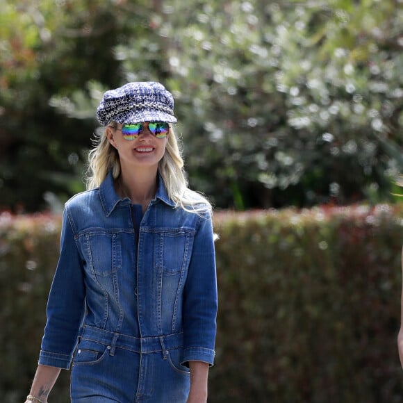Laeticia Hallyday - Les filles de L.Hallyday et deux amies d'école vendent de la limonade pour collecter des fonds pour l'association de leur mère au Vietnam, devant la villa de Pacific Palisades, Los Angeles, Californie Etats-Unis, le 18 mai 2019.