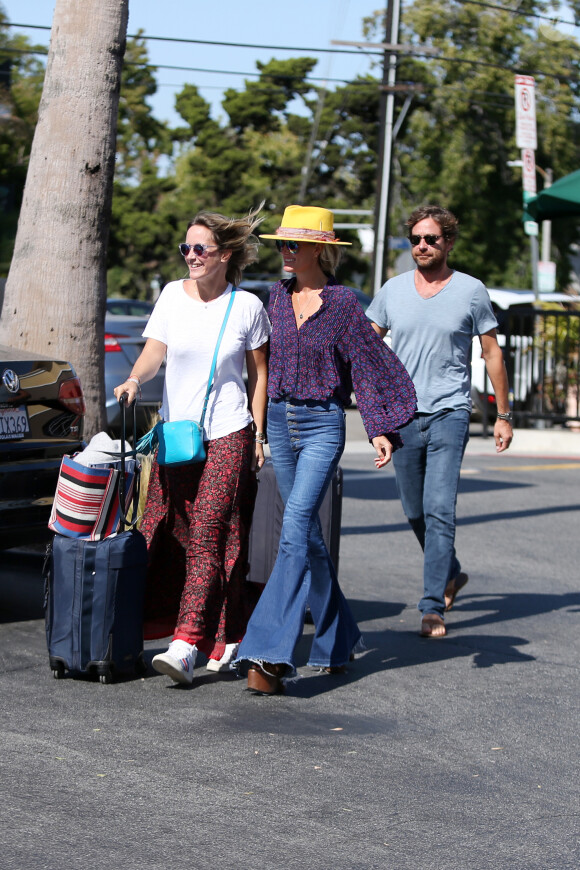 Laeticia Hallyday et son compagnon Pascal Balland ressortent du restaurant de sushi avec Marine, l'ex-femme de Pascal Balland, à Los Angeles, avant d'aller chercher leurs filles à l'école. Le 13 septembre 2019.