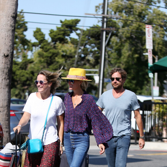 Laeticia Hallyday et son compagnon Pascal Balland ressortent du restaurant de sushi avec Marine, l'ex-femme de Pascal Balland, à Los Angeles, avant d'aller chercher leurs filles à l'école. Le 13 septembre 2019.