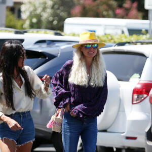 Laeticia Hallyday, son nouveau compagnon Pascal Balland et Maryline Issartier vont déjeuner dans un restaurant de sushi à Los Angeles, proche de l'école des filles de Laeticia. Le 13 septembre 2019.