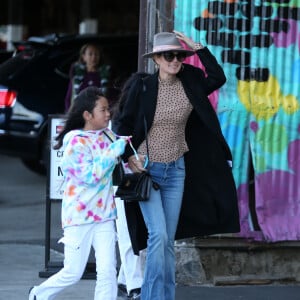 Laeticia Hallyday avec ses filles Jade et Joy au club privé Soho Warehouse en milieu d'après midi à Los Angeles le 15 décembre 2019.