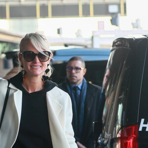 Laeticia Hallyday arrive en famille avec ses filles et sa mère à l'aéroport Roissy CDG le 19 novembre 2019.