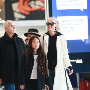 Laeticia Hallyday, sa fille Joy - Laeticia Hallyday arrive en famille avec ses filles et sa mère à l'aéroport Roissy CDG le 19 novembre 2019.