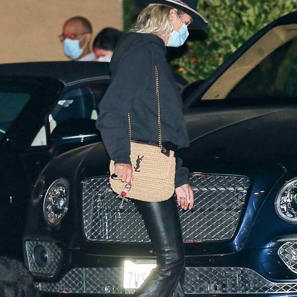 Exclusif - No Web - Laeticia Hallyday, super lookée, quitte le restaurant Nobu de Malibu après un dîner le 17 septembre 2020.  