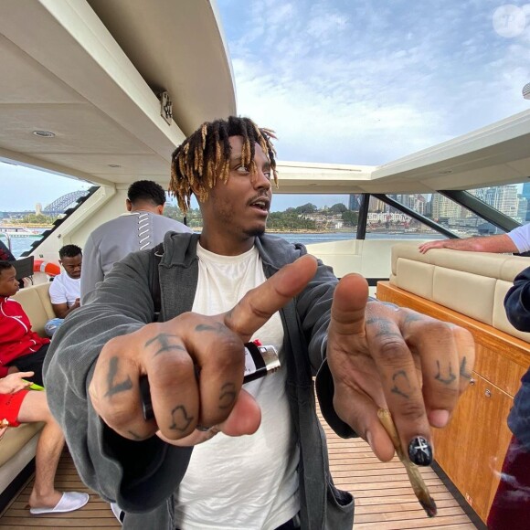 L'artiste Juice Wrld est décédé subitement à l'âge de 21 ans, le 8 décembre 2019, succombant à un malaise cardiaque.