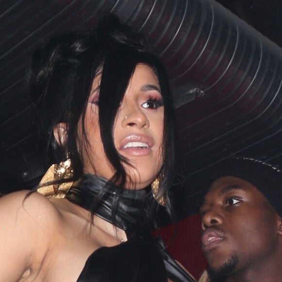 Offset fête son anniversaire (28 ans) avec sa femme Cardi B dans un club de striptease à Los Angeles. Offset est arrivé avec un énorme sac rempli de billets de 1 dollars et les distribues aux stripteaseuses. L'ambiance est chaude! Le 13 décembre 2019