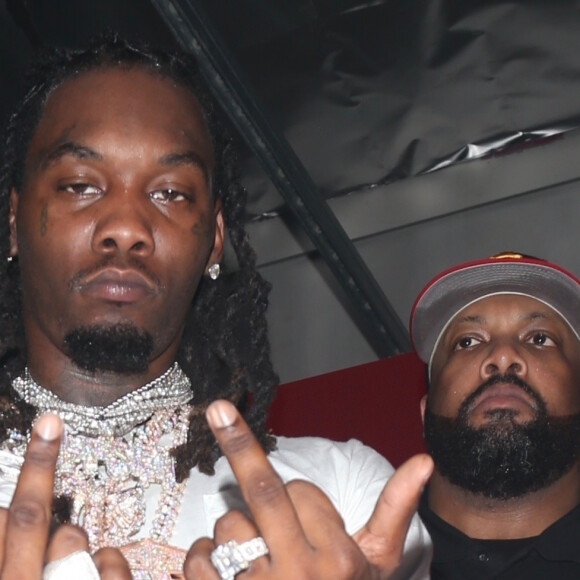 Offset fête son anniversaire (28 ans) avec sa femme Cardi B dans un club de striptease à Los Angeles. Offset est arrivé avec un énorme sac rempli de billets de 1 dollars et les distribues aux stripteaseuses. L'ambiance est chaude! Le 13 décembre 2019