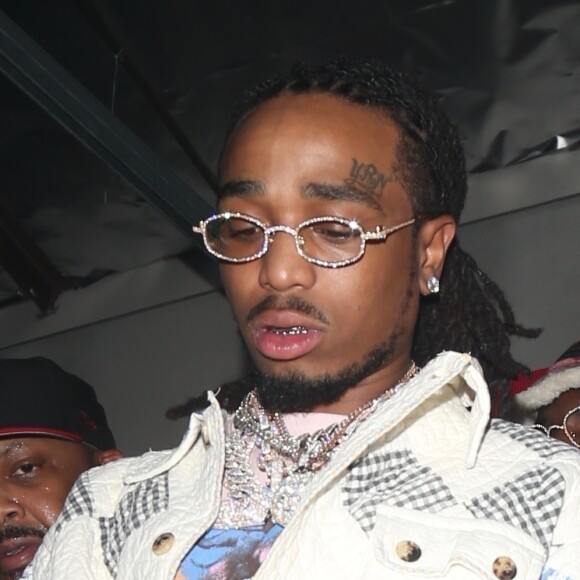 Offset fête son anniversaire (28 ans) avec sa femme Cardi B dans un club de striptease à Los Angeles. Offset est arrivé avec un énorme sac rempli de billets de 1 dollars et les distribues aux stripteaseuses. L'ambiance est chaude! Le 13 décembre 2019