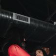 Offset fête son anniversaire (28 ans) avec sa femme Cardi B dans un club de striptease à Los Angeles. Offset est arrivé avec un énorme sac rempli de billets de 1 dollars et les distribues aux stripteaseuses. L'ambiance est chaude! Le 13 décembre 2019