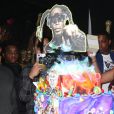 Illustration gâteau d'anniversaire - Offset fête son anniversaire (28 ans) avec sa femme Cardi B dans un club de striptease à Los Angeles. Offset est arrivé avec un énorme sac rempli de billets de 1 dollars et les distribues aux stripteaseuses. L'ambiance est chaude! Le 13 décembre 2019