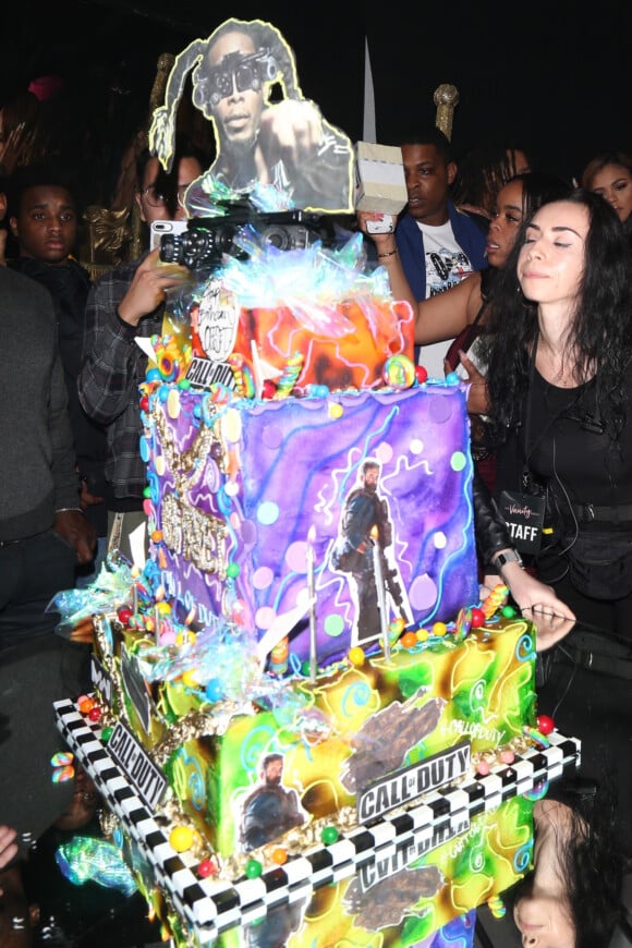 Illustration gâteau d'anniversaire - Offset fête son anniversaire (28 ans) avec sa femme Cardi B dans un club de striptease à Los Angeles. Offset est arrivé avec un énorme sac rempli de billets de 1 dollars et les distribues aux stripteaseuses. L'ambiance est chaude! Le 13 décembre 2019