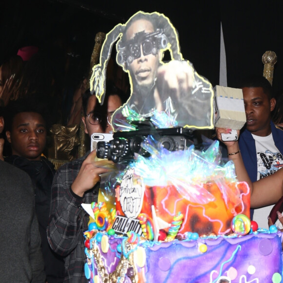 Illustration gâteau d'anniversaire - Offset fête son anniversaire (28 ans) avec sa femme Cardi B dans un club de striptease à Los Angeles. Offset est arrivé avec un énorme sac rempli de billets de 1 dollars et les distribues aux stripteaseuses. L'ambiance est chaude! Le 13 décembre 2019