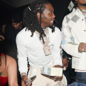 Offset fête son anniversaire (28 ans) avec sa femme Cardi B dans un club de striptease à Los Angeles. Offset est arrivé avec un énorme sac rempli de billets de 1 dollars et les distribues aux stripteaseuses. L'ambiance est chaude! Le 13 décembre 2019