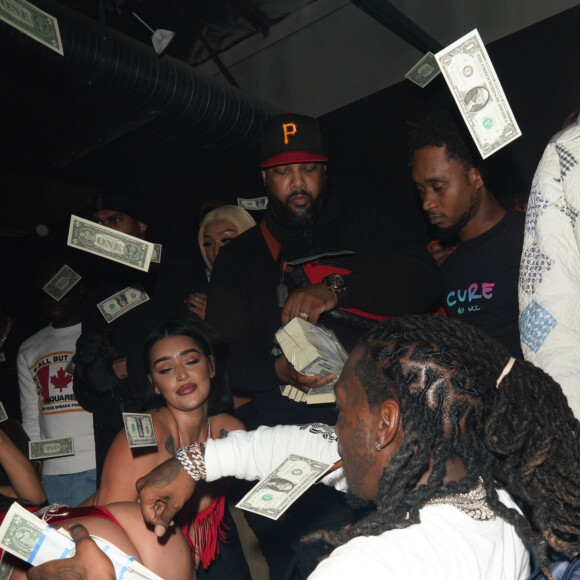 Offset fête son anniversaire (28 ans) avec sa femme Cardi B dans un club de striptease à Los Angeles. Offset est arrivé avec un énorme sac rempli de billets de 1 dollars et les distribues aux stripteaseuses. L'ambiance est chaude! Le 13 décembre 2019