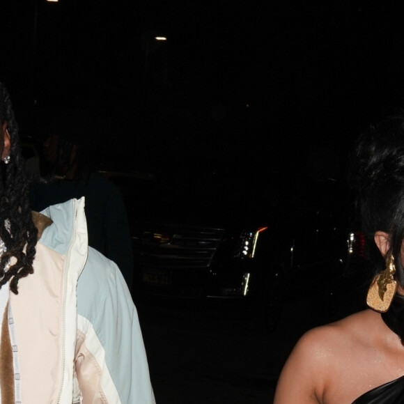 Offset fête son anniversaire (28 ans) avec sa femme Cardi B dans un club de striptease à Los Angeles. Offset est arrivé avec un énorme sac rempli de billets de 1 dollars et les distribues aux stripteaseuses. L'ambiance est chaude! Le 13 décembre 2019