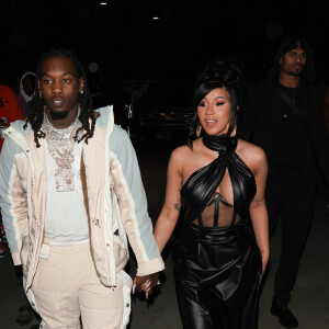 Offset fête son anniversaire (28 ans) avec sa femme Cardi B dans un club de striptease à Los Angeles. Offset est arrivé avec un énorme sac rempli de billets de 1 dollars et les distribues aux stripteaseuses. L'ambiance est chaude! Le 13 décembre 2019