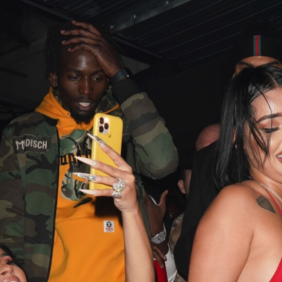 Offset fête son anniversaire (28 ans) avec sa femme Cardi B dans un club de striptease à Los Angeles. Offset est arrivé avec un énorme sac rempli de billets de 1 dollars et les distribues aux stripteaseuses. L'ambiance est chaude! Le 13 décembre 2019