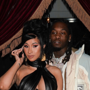 Offset fête son anniversaire (28 ans) avec sa femme Cardi B dans un club de striptease à Los Angeles. Offset est arrivé avec un énorme sac rempli de billets de 1 dollars et les distribues aux stripteaseuses. L'ambiance est chaude! Le 13 décembre 2019