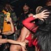 Offset fête son anniversaire (28 ans) avec sa femme Cardi B dans un club de striptease à Los Angeles. Offset est arrivé avec un énorme sac rempli de billets de 1 dollars et les distribues aux stripteaseuses. L'ambiance est chaude! Le 13 décembre 2019